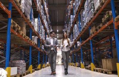 gerentes de armazém - caminhando por um grande centro de distribuição